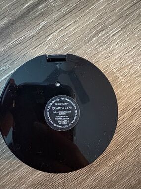 Glow Sculpt QuartzGlow Compact Highlighter.
